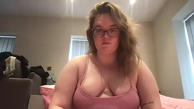 honeyyy24 online show from April 28, 2026, 9:03 am
