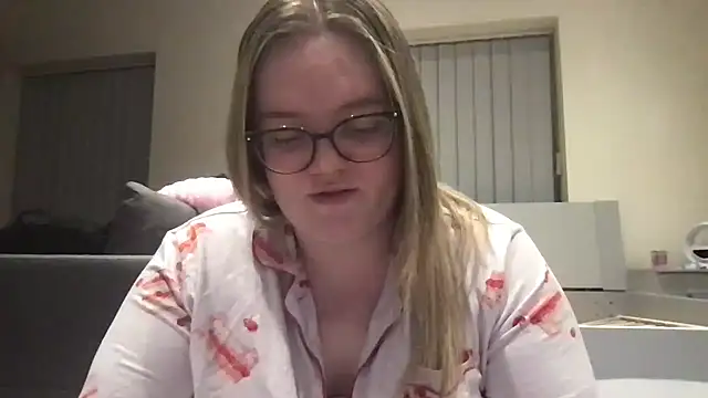 honeyyy24 online show from May 6, 2026, 10:04 pm