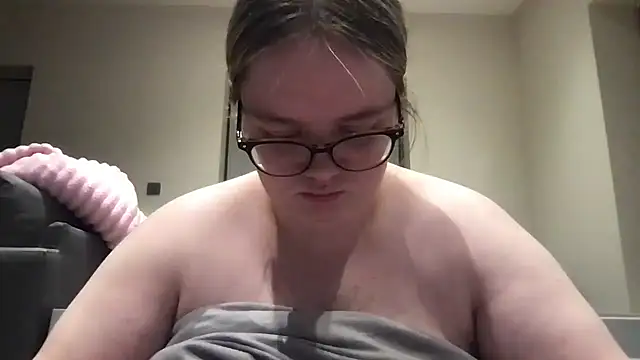 honeyyy24 online show from May 11, 2026, 9:23 pm