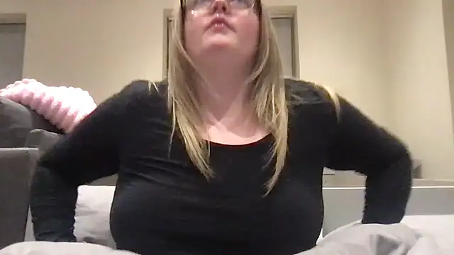 honeyyy24 online show from May 13, 2026, 10:27 pm