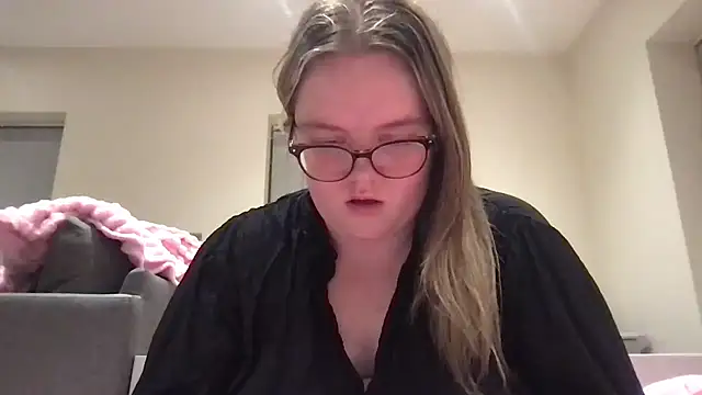 honeyyy24 online show from May 21, 2026, 9:22 pm