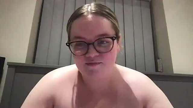 honeyyy24 online show from May 26, 2026, 10:28 pm