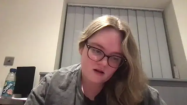 honeyyy24 online show from May 28, 2026, 11:24 pm