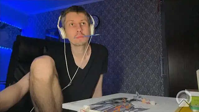 Aki-Laky online show from December 18, 2025, 8:37 pm