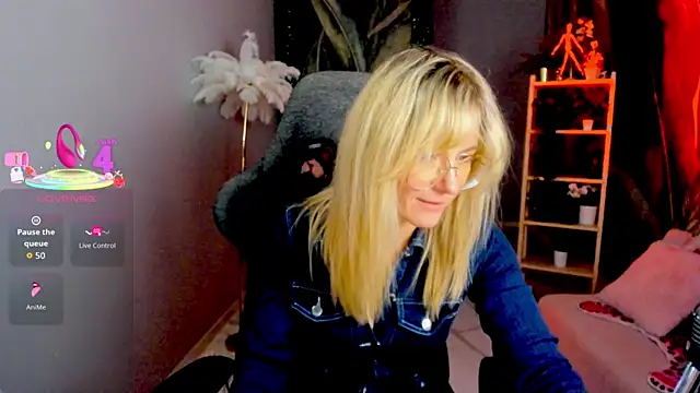 Snapshot of LadyIzabel chatting on April 7, 2026, 2:39 pm LadyIzabel online show from April 7, 2026, 2:39 pm