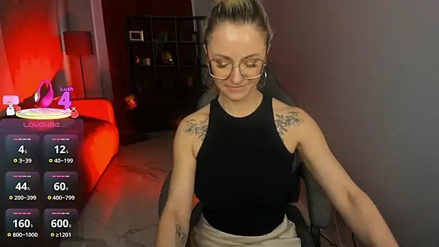 Snapshot of LadyIzabel chatting on April 9, 2026, 2:44 pm LadyIzabel online show from April 9, 2026, 2:44 pm