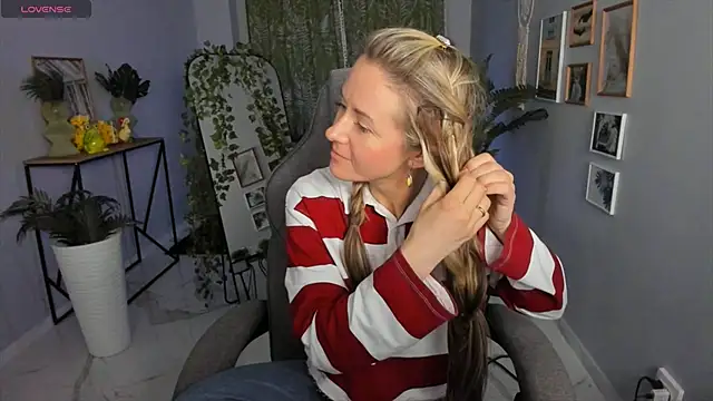 Snapshot of LadyIzabel chatting on April 17, 2026, 2:53 pm LadyIzabel online show from April 17, 2026, 2:53 pm
