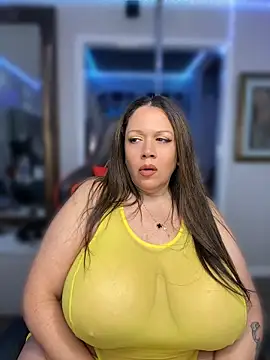 curvyfunlover online show from May 27, 2026, 10:12 am