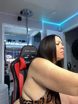 curvyfunlover online show from June 15, 2026, 10:06 am