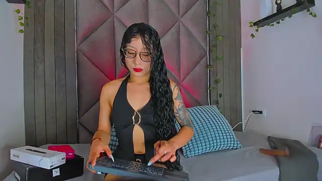 BriaConner  online show from May 28, 2026, 3:04 am