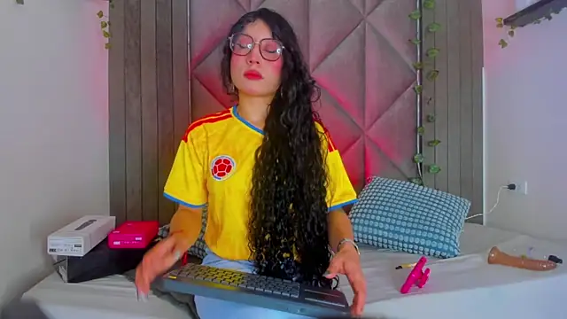 BriaConner  online show from June 18, 2026, 2:56 am