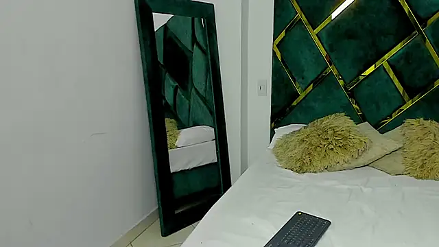 Snapshot of Criss_Ariana chatting on February 24, 2025, 6:04 pm Criss Ariana online show from February 24, 2025, 6:04 pm