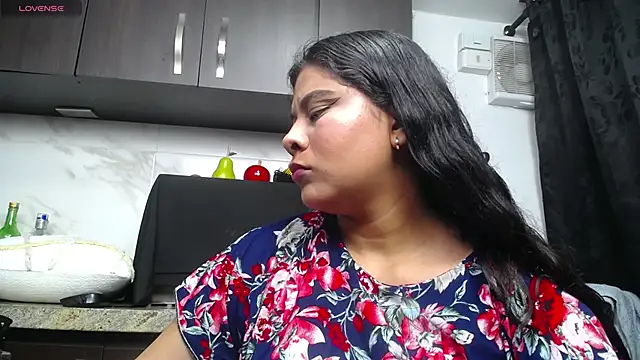 Snapshot of iniyalaboni chatting on September 12, 2025, 8:09 pm iniyalaboni online show from September 12, 2025, 8:09 pm