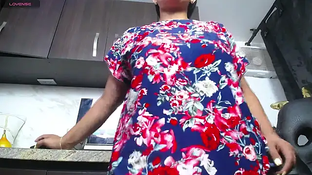 Snapshot of iniyalaboni chatting on September 30, 2025, 8:14 pm iniyalaboni online show from September 30, 2025, 8:14 pm