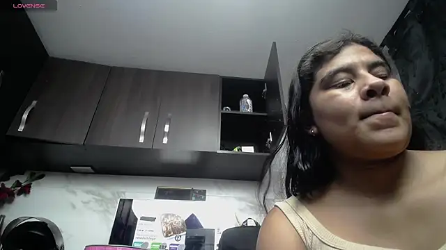 Snapshot of iniyalaboni chatting on October 24, 2025, 8:05 pm iniyalaboni online show from October 24, 2025, 8:05 pm