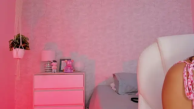 DahianaWalcott online show from December 9, 2024, 7:50 pm