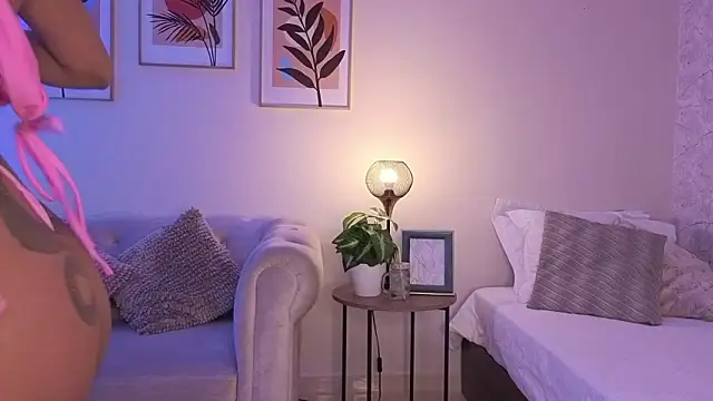 DahianaWalcott online show from February 19, 2026, 5:20 pm