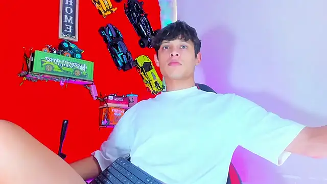 Snapshot of LilOwen_ chatting on October 15, 2025, 7:03 pm LilOwen online show from October 15, 2025, 7:03 pm