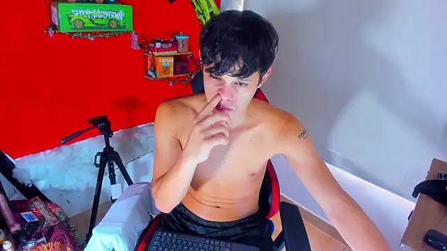 Snapshot of LilOwen_ chatting on October 22, 2025, 6:29 pm LilOwen online show from October 22, 2025, 6:29 pm