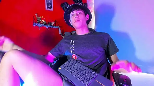 Snapshot of LilOwen_ chatting on November 22, 2025, 7:13 pm LilOwen online show from November 22, 2025, 7:13 pm