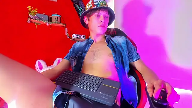 Snapshot of LilOwen_ chatting on December 3, 2025, 7:01 pm LilOwen online show from December 3, 2025, 7:01 pm