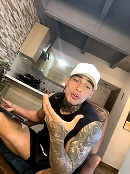 Snapshot of Dominiofit chatting on November 21, 2025, 12:32 am Dominiofit online show from November 21, 2025, 12:32 am