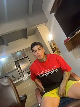 Snapshot of Dominiofit chatting on December 18, 2025, 1:44 am Dominiofit online show from December 18, 2025, 1:44 am