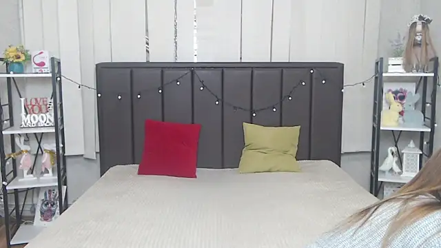 Snapshot of LauraHlot chatting on October 14, 2025, 5:58 pm LauraHlot online show from October 14, 2025, 5:58 pm