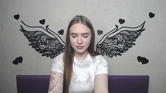 LauraHlot online show from April 24, 2026, 5:48 pm