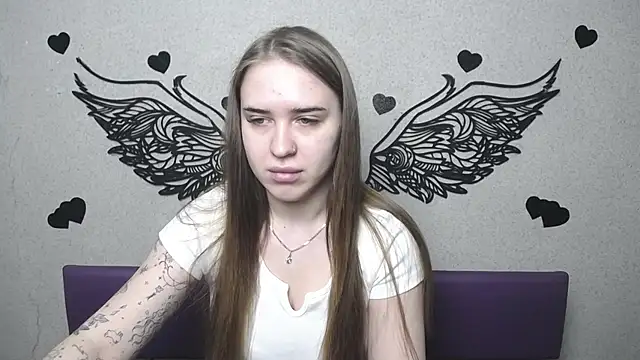 LauraHlot online show from April 26, 2026, 5:54 pm