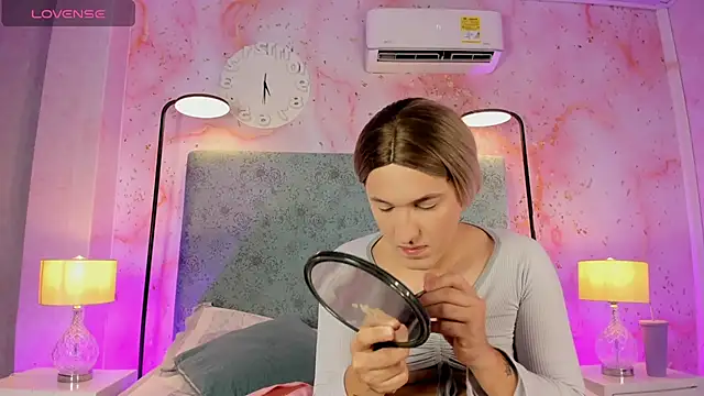 Snapshot of JESSI_NAOMI chatting on November 4, 2025, 11:15 pm JESSI NAOMI online show from November 4, 2025, 11:15 pm