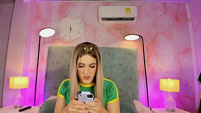 Snapshot of JESSI_NAOMI chatting on November 7, 2025, 12:32 am JESSI NAOMI online show from November 7, 2025, 12:32 am