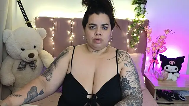 MiahJoness online show from August 3, 2026, 5:06 am