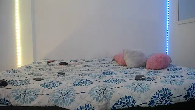 Laurenkenner  online show from February 13, 2025, 4:17 pm