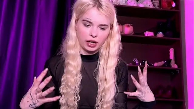 MisssLola online show from January 7, 2025, 5:20 pm