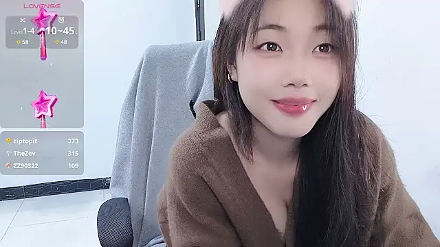 Snapshot of Lvy--v chatting on December 10, 2024, 11:08 pm Lvy--v online show from December 10, 2024, 11:08 pm