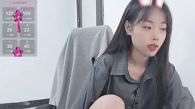 Snapshot of Lvy--v chatting on December 12, 2024, 7:48 pm Lvy--v online show from December 12, 2024, 7:48 pm