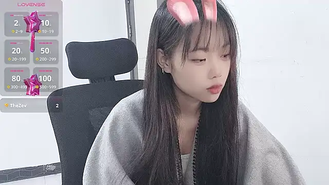 Snapshot of Lvy--v chatting on December 13, 2024, 8:47 pm Lvy--v online show from December 13, 2024, 8:47 pm