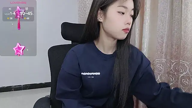 Snapshot of Lvy--v chatting on January 24, 2025, 10:41 pm Lvy--v online show from January 24, 2025, 10:41 pm