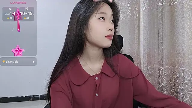 Snapshot of Lvy--v chatting on March 3, 2025, 7:39 pm Lvy--v online show from March 3, 2025, 7:39 pm