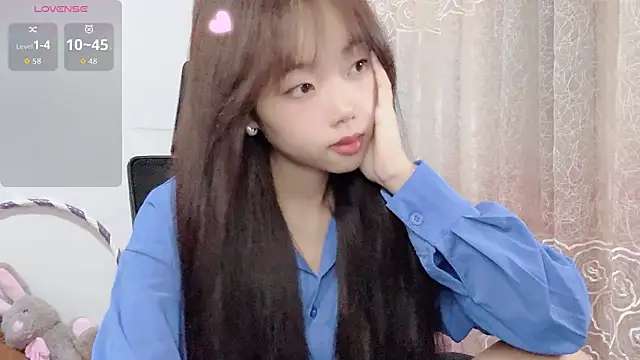 Snapshot of Lvy--v chatting on October 30, 2025, 10:43 pm Lvy--v online show from October 30, 2025, 10:43 pm