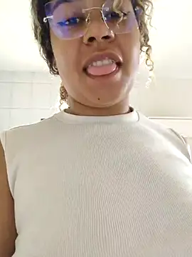 VitoriaFernandes online show from November 16, 2025, 6:02 pm