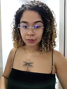 VitoriaFernandes online show from February 19, 2026, 9:44 pm