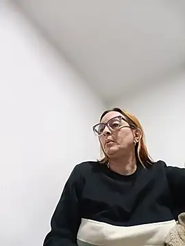 yulieth anamar online show from June 27, 2026, 3:55 am