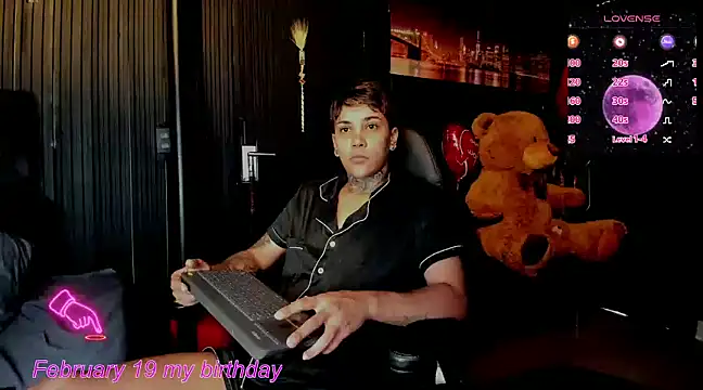 Snapshot of ZhoeStrong chatting on February 19, 2025, 3:38 pm ZhoeStrong online show from February 19, 2025, 3:38 pm