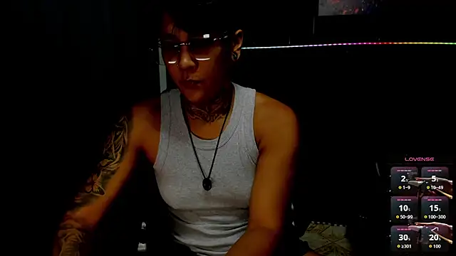 Snapshot of ZhoeStrong chatting on October 27, 2025, 10:14 pm ZhoeStrong online show from October 27, 2025, 10:14 pm