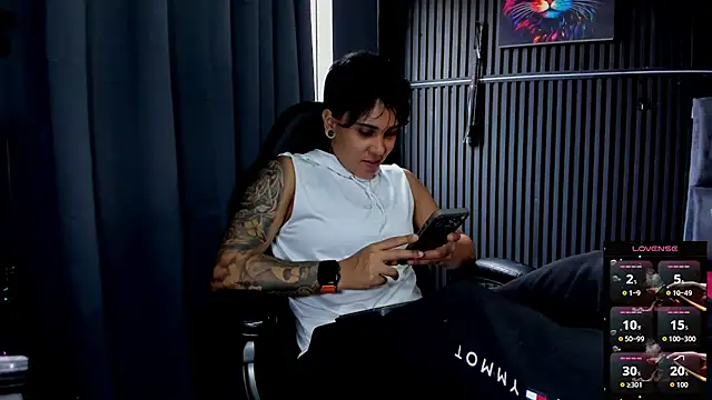 Snapshot of ZhoeStrong chatting on November 24, 2025, 8:41 pm ZhoeStrong online show from November 24, 2025, 8:41 pm