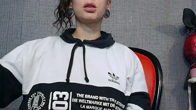 Snapshot of LusstCruella chatting on March 6, 2025, 6:05 pm LusstCruella online show from March 6, 2025, 6:05 pm