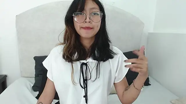 Snapshot of Yommi_Winx chatting on December 18, 2024, 5:26 am Yommi Winx online show from December 18, 2024, 5:26 am