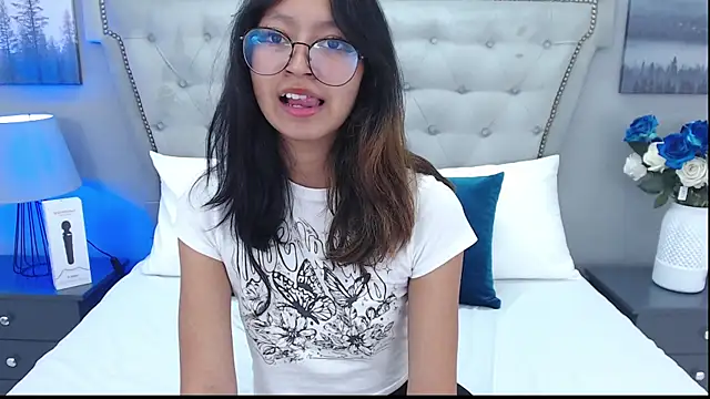 Snapshot of Yommi_Winx chatting on March 11, 2025, 5:05 am Yommi Winx online show from March 11, 2025, 5:05 am